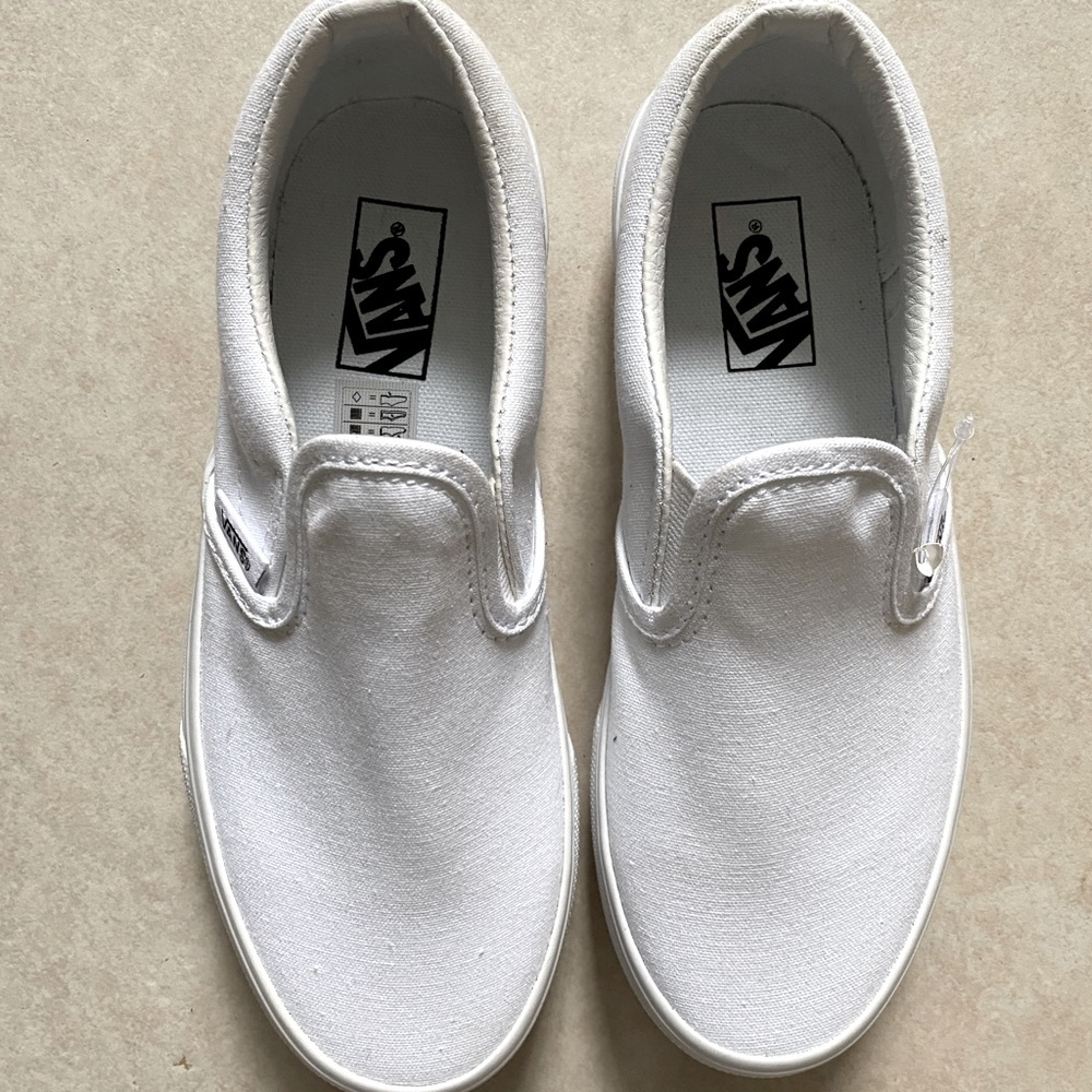 VANS YOUTH SIZE 2.5 - TRUE WHITE! ✨